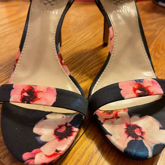 Vince Camuto high heels - Picture 2 of 7